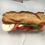 ル・グルニエ・ア・パン - このサンドを食べると、
      アナタもこのお店の虜になるぅ〜ԅ(¯﹃¯ԅ)