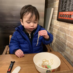 地球の中華そば - 麺を手掴みで食べる我が子