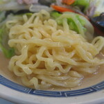 九麗瑠 - 湯麺の麺は太麺！！