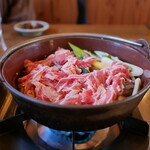 さとり - 料理写真:牛カルビ（辛口）煮込みうどん