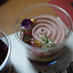 ラトリエ ドゥ ジョエル・ロブション - 軽やかな苺のムースにシシリー産ピスタチオのクレームを合わせて