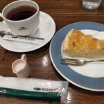 珈琲館 - ホットコーヒーとアップルスイートポテトパイ