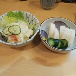 とんかつ燕楽 - ポテトサラダ&お新香。これは必ず先出しされるのでビール飲みたくなります。