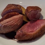 ビストロ ル ブルジョン - 鴨、とどーん！ 陰に付け合わせの野菜が隠れています