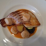ビストロ ル ブルジョン - 鯛のポワレ、逆さまですが