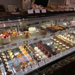 アヴランシュ・ゲネー - ショーケース全景