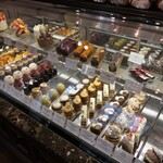 アヴランシュ・ゲネー - ショーケース全景