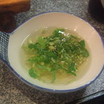 明石焼 たこ八 - みつばをのせた出汁