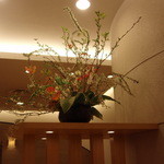 Atsuta Houraiken - 店内にはこの様な豪華な生花もあります