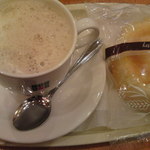 ドトールコーヒーショップ - 豆乳ラテとパン