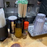 煮干麺 新橋 月と鼈 - 黒胡椒・一味・酢？個別包装の箸