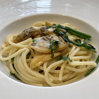 Ristorante Ecru - ☆ パスタ1
                    ★ 北海道産の大粒アサリと有機ほうれん草のパスタ
                    大きなアサリ、食感が良いです♪
                    太いパスタにアサリの出汁が絡まり風味が良いです。
                    有機ほうれん草の甘みが感じられ、美味しいパスタです♪