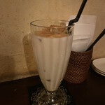 サンダルウッド - シナモン風味のチャイのカクテル