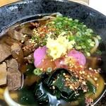 はなちゃんうどん  - 肉うどんに唐辛子と生姜を投入の図
