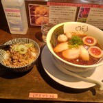 らーめん 鶏喰 - 特製 鶏の醤油らー麺 & ピリ辛 鶏そぼろご飯