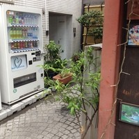 神楽坂 和食 千 - 行きは本多横丁から。琉球料理屋さんの角を曲ります。