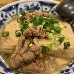 鶴亀八番 - 肉もつ豆腐 480円。