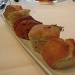 ビオディナミコ - パン3種類：フォカッチャ、トマトペーストとドライトマトのパン、パーネ・トスカーノ