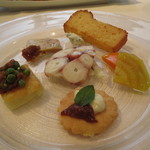 ビオディナミコ - 前菜盛合せ：ブリオッシュとリコッタのムース、バターナッツとイエロービーツのサラダ、ポレンタのクッキー、セモリナ粉のニョッキ、フォアグラのテリーヌ、タコのサラミ仕立て7