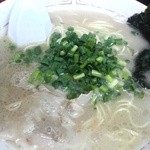 しぇからしか - ラーメン。写真で観ると一緒ですが、麺の固さは固め