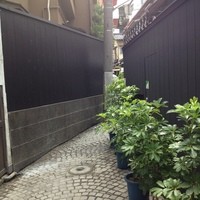 神楽坂 和食 千 - 黒塀の景観が神楽坂らしい