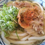 丸亀製麺 - 肉うどんに刻みネギガッツリ入れて一味投入後です