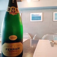 グラススプマンテ "FERRARI PERLE"