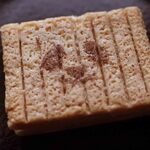 シュガーバターの木 - 袋から出すとこんな感じで、シリアル生地にホワイトチョコがサンドされたお菓子です。ライ麦の生地がサクサク、ホワイトチョコは少し塩味がきいててとっても美味しいよ。