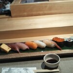 寿し芳 - 中寿司。
      鮪、鮭、カンパチ、イカ、甘海老、イクラ、玉子、かんぴょう巻き、かっぱ巻き。