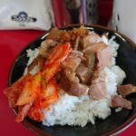 とんこつラーメンいしい - ライスに付け合わせのせて