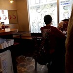 イレブンフーズ 源流 - 奥にテーブル席あり。食べ終わったらテーブル席側の出口から出ましょう