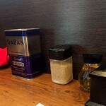 イレブンフーズ 源流 - 卓上のアメニティは豊富です。ゴマが意外と合いますよん(^^*)