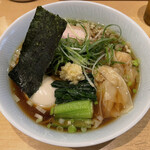 饗 くろ喜 - 「特製醤油そば（昆布だし味玉＋海老ワンタン）」1350円