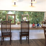 カフェ&デリ インディゴコーヒー - 店内一部。壁画のような美しさ。