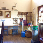 Cafe&Deli Indigo Coffee - 入口付近。古道具は販売品もあり。
                      定期的に業者さんが入れ替えるとか？