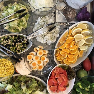 毎日開催人気のサラダバー【スープ・デザート・ブレッド類も】