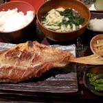 炭火焼干物定食 しんぱち食堂 - あかうお干物定食　900円＋いんげん和え物