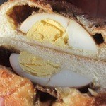 ボンジュルネ！ - 焼きカレーパン内部はゆで卵