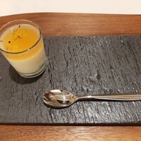ジョルオーネ - 先付はうすいえんどう豆と白玉のフラン、トロトロ熱々のフランにうすいえんどう豆の甘味ともちもち白玉、コンソメのソースと黒胡椒が合う！