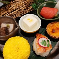 ジョルオーネ - コンソメでじっくり炊いた牛タンやもっちり上品なごま豆腐、色々大根のマリネにコロンと丸い海老の手まり寿司、かぼちゃのキッシュなど華やかな前菜