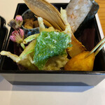 日本料理 戸たに - 前菜　
生麩の照焼、氷魚のかき揚げ、荒金豆腐、箱寿し、筍柚庵焼