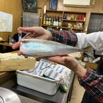 ごはんばー - アタマ取っちゃったけどと
      捌く前のサバをみせてくださるママさん