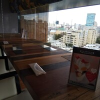 資生堂パーラー ザ・ハラジュク - カウンター席からは原宿の町並みが一望できます。