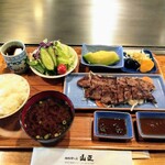 야마쇼우 육류 요리점 - 점심 그릴 정식 1,500엔(세금 별도)