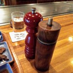 야마쇼우 육류 요리점 - 빨간색은 소금, 갈색은 후추입니다. 요청하시면 됩니다.