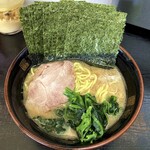 横浜家系らーめん 雷家 - ラーメン700円麺硬め。海苔増し100円。