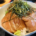丸秀鮮魚店 - ミニ海鮮丼のネタは厚めで多い