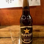 煮込 千成 - サッポロ黒ラベル（大ビン） ¥630