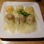 中華soba いそべ - 皿盛り特製ワンタン300円税込。