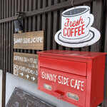 サニーサイドカフェ - 入口の真っ赤なポストが可愛らしい